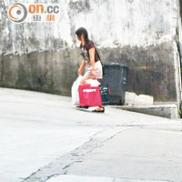 交貨<br>一女子經過長嶺耕作口後急步走去公車站。