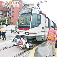 交通警員電單車被列車壓着。