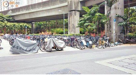 西鐵屯門站屯門公園出口單車停泊處出現大量廣告，並有人以帆布遮蓋單車。