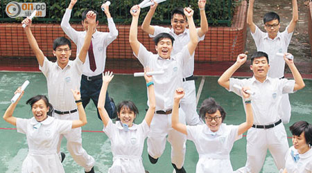 一批香島中學考生興奮跳起，慶祝成績大躍進。(陳德賢攝)