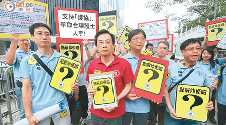 李國麟（左二）聯同約三十名護士，往政府總部遞交逾一萬個護士簽名及請願信。