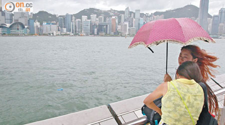 威馬遜影響下，尖沙咀海旁吹起陣陣強風及陣雨。（陳章存攝）