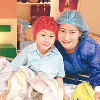 彭俊健（左）得范順寶夫婦協助，籌得醫療費赴德國接受治療。