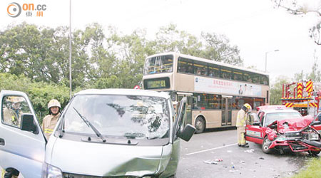 肇事兩車均車頭嚴重損毀。（梁卓明攝）