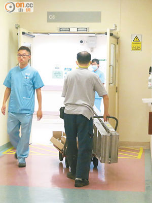 屯門醫院深切治療部隔離病房正進行維修工程，不時有機電工程署人員出入病房。