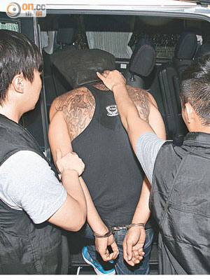 被捕男子背部有大幅紋身。（葉嘉文攝） 