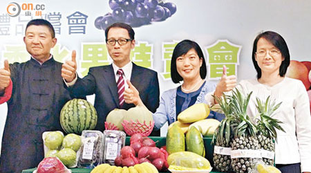 李大壯（左起）同孫至誠、鄧仲敏及陳愛蘭齊讚台灣水果。（余素月攝）