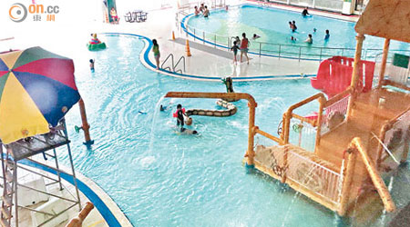 何文田游泳池設有室內及戶外兒童嬉水池，吸引不少家長帶同小童前往嬉水。