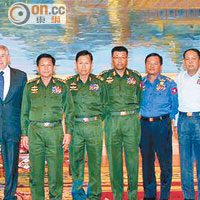 黎智英（左一）在沃爾福威茨（左二）陪同下，與多名緬甸軍政府領導會面。