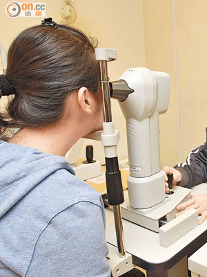 學者建議學生定期驗眼，監察眼睛健康。