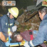 救援人員從客機殘骸中抬出遇難者遺體。