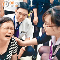 許姓女乘客的母親（左）得知空難消息後，崩潰痛哭。（郭良傑攝）