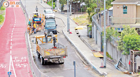 大埔大窩東支路新建單車徑被指「幾乎闊過車路」，令擠塞問題加劇。