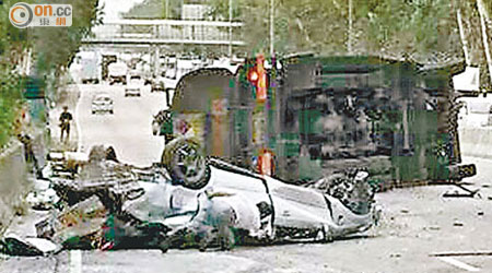 運油車翻側漏汽油，私家車車頂壓扁，現場遺下車胎痕。（讀者提供）