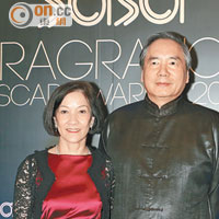 香港賽馬會大董葉澍堃（右）一身唐裝赴宴，葉太Nancy（左）就穿上西式晚裝，一中一西，相映成趣。