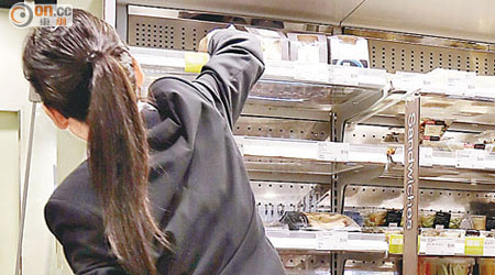 馬莎位於灣仔的食品專門店，有職員將有關三文治下架。
