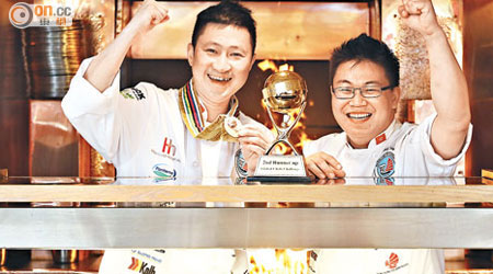 蔡仲輝（左）與吳海傑（右）勇奪廚師世界賽第三名，揚威國際。（梁鵬威攝）