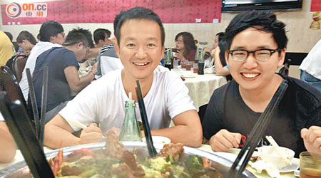 陳志全（左）尋日參加新界東北抗爭慰勞盆菜宴。（互聯網圖片）