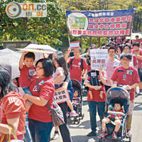 北區媽媽組織起來帶同小朋友遊行抗議幼稚園學額不足。