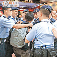 有示威者不斷要求簽名反佔中，與警員發生推撞。
