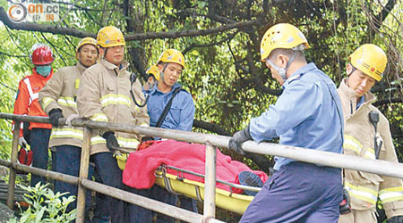 受傷男子由消防救落山送院。（曾紹良攝）