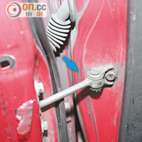 有維修的士業界人士稱，的士後座爆窗或與連接車門與車身的拉桿（箭嘴示）有關。