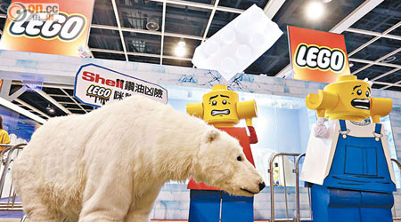 綠色和平成員昨扮演LEGO人偶和北極熊，到動漫節LEGO攤位踩場。（何頴賢攝）