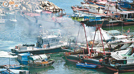 內地漁船在避風塘着火，冒出大量濃煙。（讀者提供）