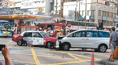 肇事七人車與的士相撞後，停在路中。（網民Stepheny Lau提供）