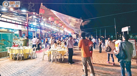 西貢海旁大半行人路被食肆佔用經營。（讀者提供）