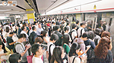 尖沙咀站月台擠滿候車乘客。（林少兒攝）