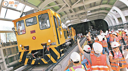 工程車於五月底運到黃竹坑鐵路維修車廠，進行高架橋軌旁線路安裝工程。（黃永俊攝）