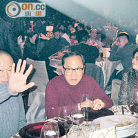 貪曾（中）前年偕同妻子秘密赴澳門，出席當地一個江湖飯局，「細劉」劉鑾鴻（左一）同枱。