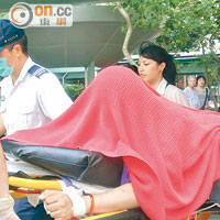 婦人被綁在擔架床上送院治療。