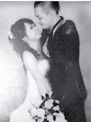 死者與丈夫結婚時的恩愛婚照。（互聯網圖片）
