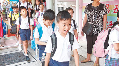 受教育局加派影響，觀塘、元朗及大埔三區部分實行小班教學的小學，下個學年起將再次推行大班教學。