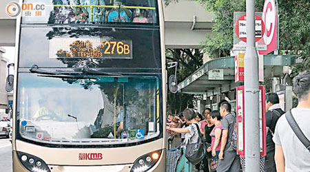 276B線乘搭者眾，車長需多加留意乘客上落車情況，以保障乘客安全。