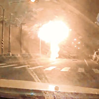 有的士車頭攝錄器拍下路邊渠口爆出火燄。（互聯網圖片）