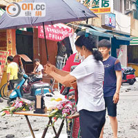 有死者家屬回到現場招魂。（楊佩琪攝）