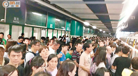 葵芳站月台擠滿乘客。（讀者提供）