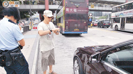 平治房車車頭損毀，吳鎮宇在車旁助查。（蘇仲賢攝）