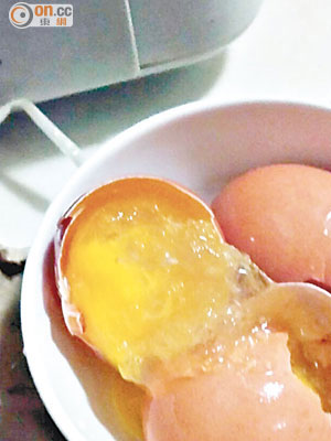 新鮮啡蛋變「啫喱蛋」，解凍後也無法回復原狀。（讀者提供）