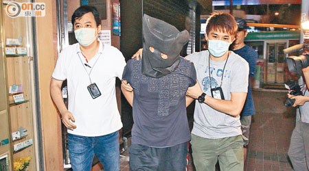 警方搗破賣淫集團案，其中一名涉案男子被捕帶署。（麥少峰攝）