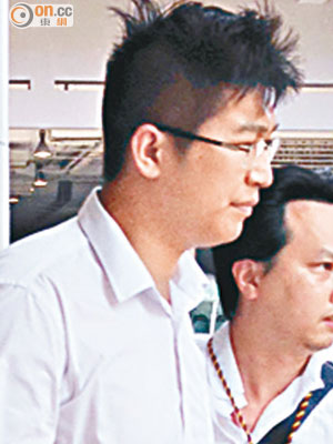 被告王驍（左）就假文書案應訊後，在庭外則因另一案被警方拘捕帶走。（林伊蘭攝）