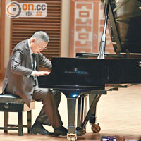 鋼琴大師劉詩昆壓軸演奏一曲《黃河協奏曲》，激勵學生追求音樂的至高境界。