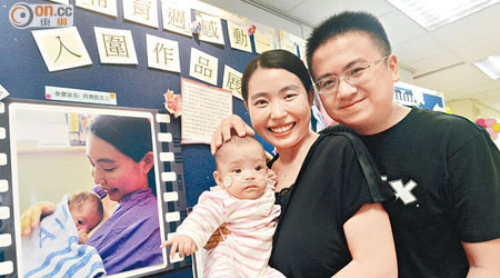 在攝影比賽奪冠的林太，堅持為早產體弱的女兒餵哺母乳。右為林先生。（蕭毅攝）