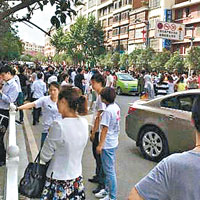 大批民眾在地震發生後疏散至大街上。（互聯網圖片）