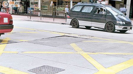 沙咀道與鹹田街交界一段行車路面凹凸不平。