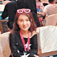 賭場玩樂<br>北京當局正查郭美美涉開設賭局牟利。圖為郭在賭場耍樂照片。（互聯網圖片）