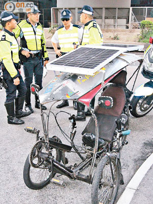 被截獲的三輪車，靠車頂太陽能接收板產生電力驅動。（左蘭慶攝）